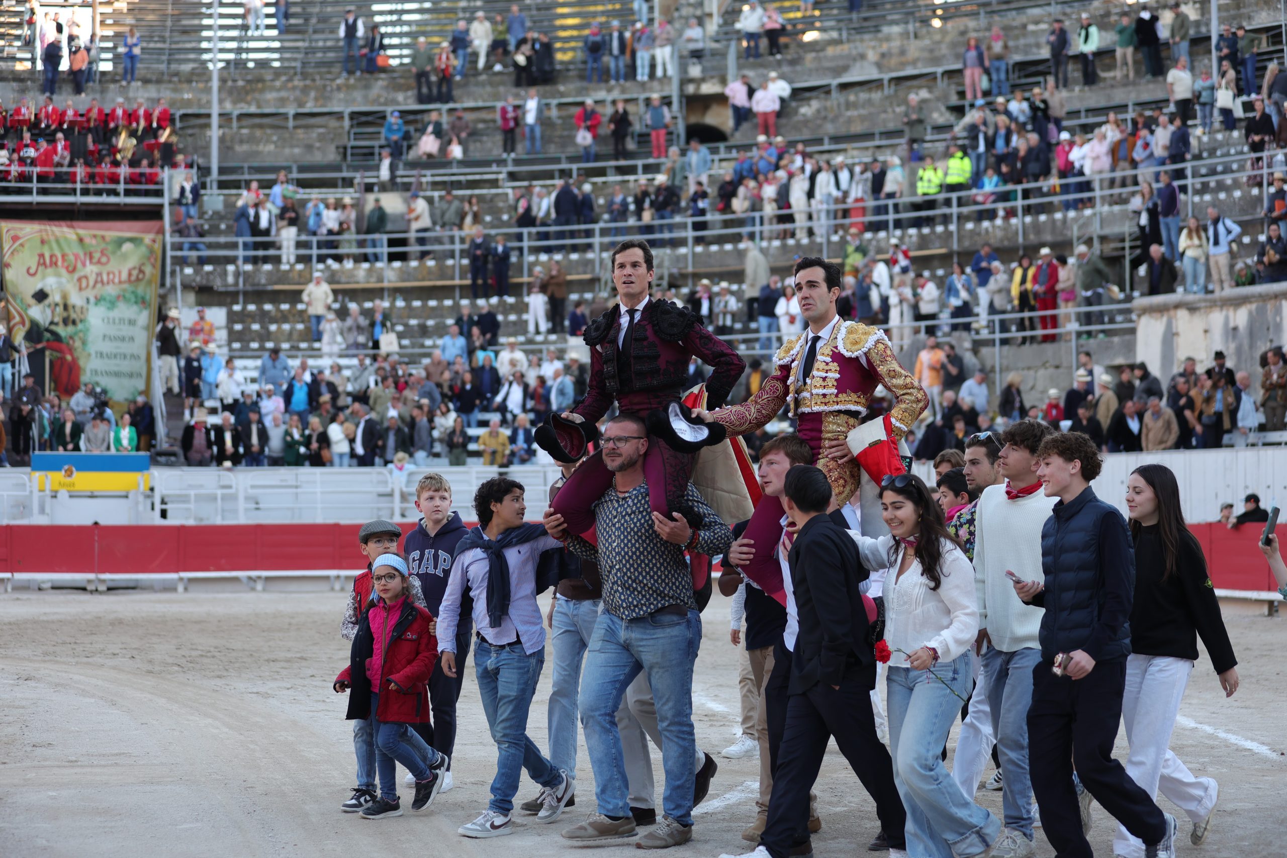 Luque se impone en Arles y domina la tarde a hombros con Rufo