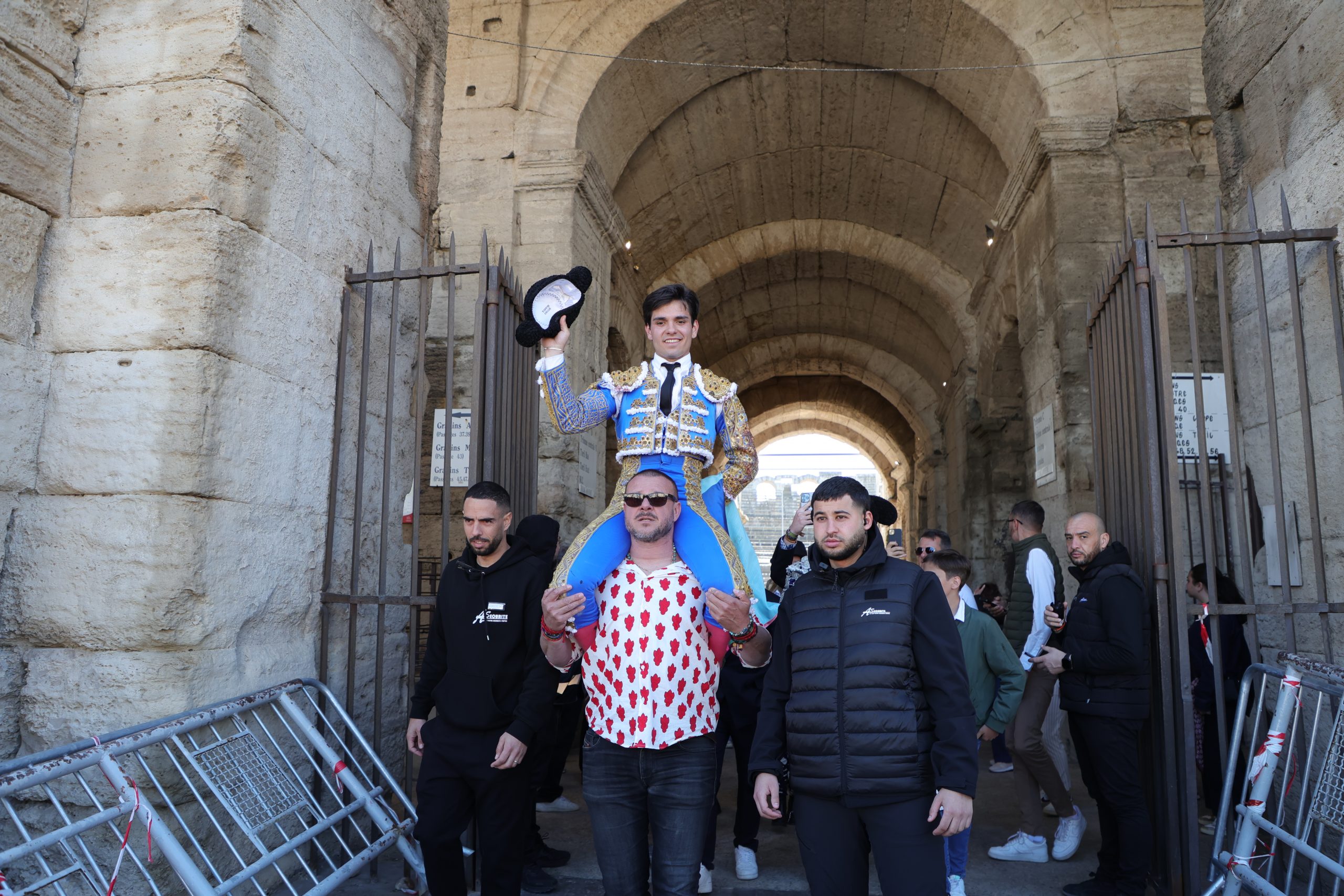 Hugo Masia sale a hombros con una buena novillada de Yonnet en la matinal de Arles