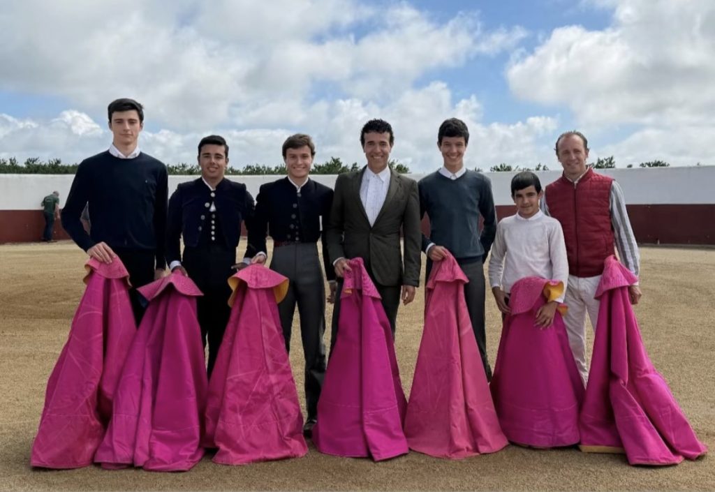 El maestro Víctor Puerto tienta con alumnos de varias escuelas de tauromaquia