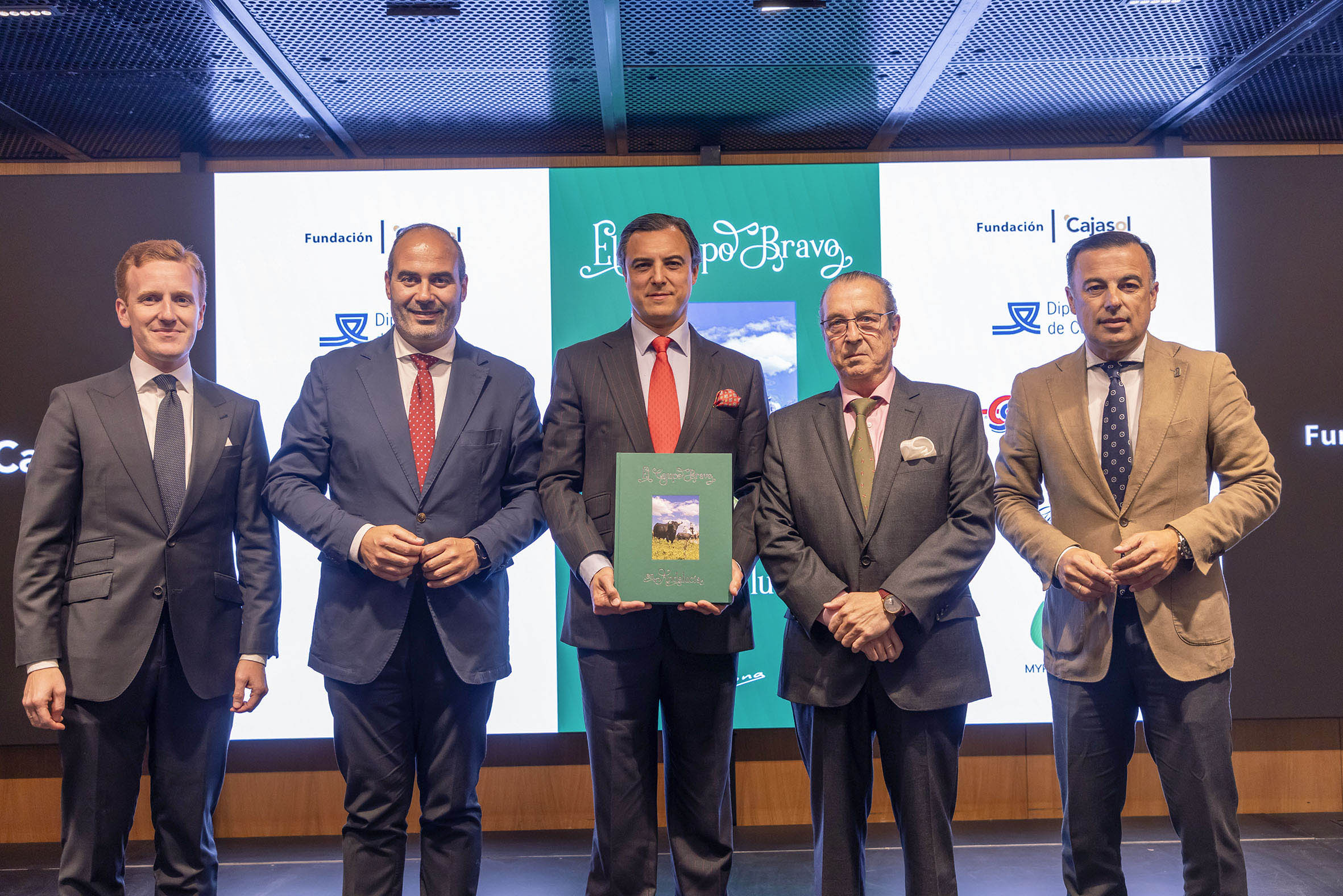 ‘El Campo Bravo en Andalucía’, un libro que reivindica al toro como guardián del ecosistema