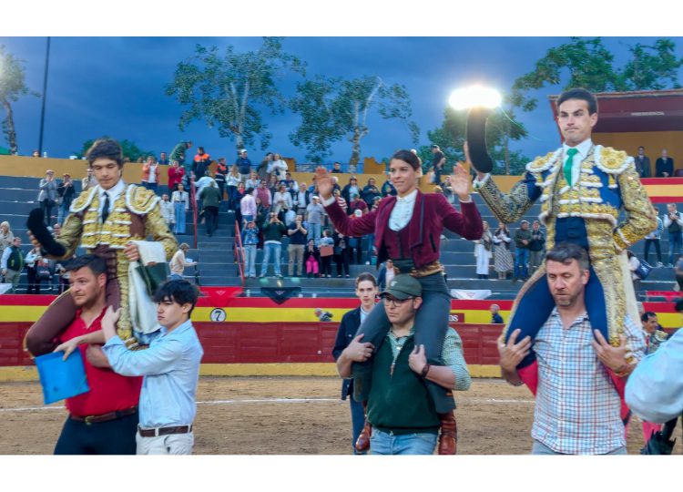 Fernando Adrián marca la pauta en Valdetorres y comparte la Puerta Grande con Castella y Lea Vicens