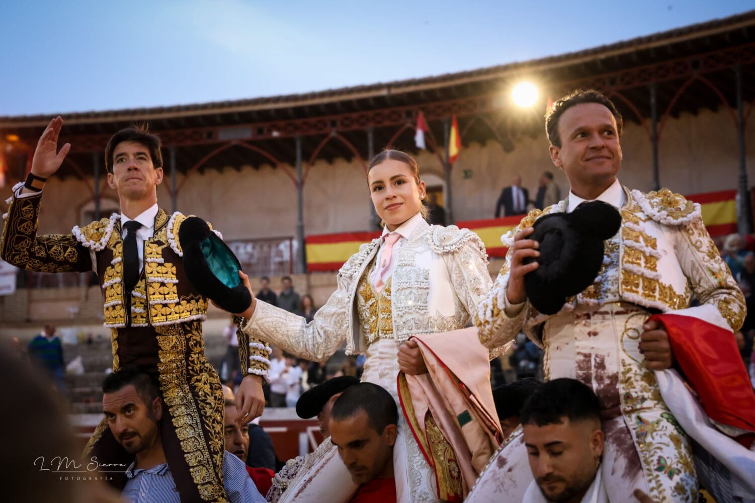 Ferrera indulta un gran toro de Pereda en una tarde de Puerta Grande en la que destacan Esaú Fernández y Olga Casado