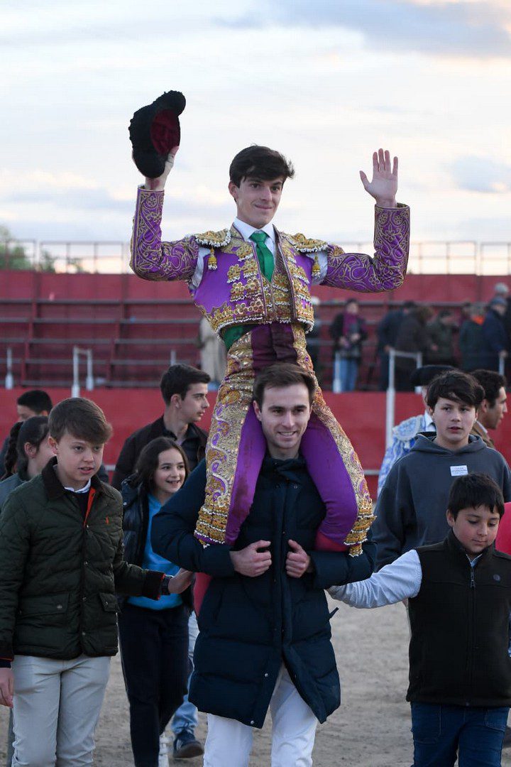 Rollón abre la puerta grande en una tarde de entrega y buen tono ganadero en Talamanca de Jarama