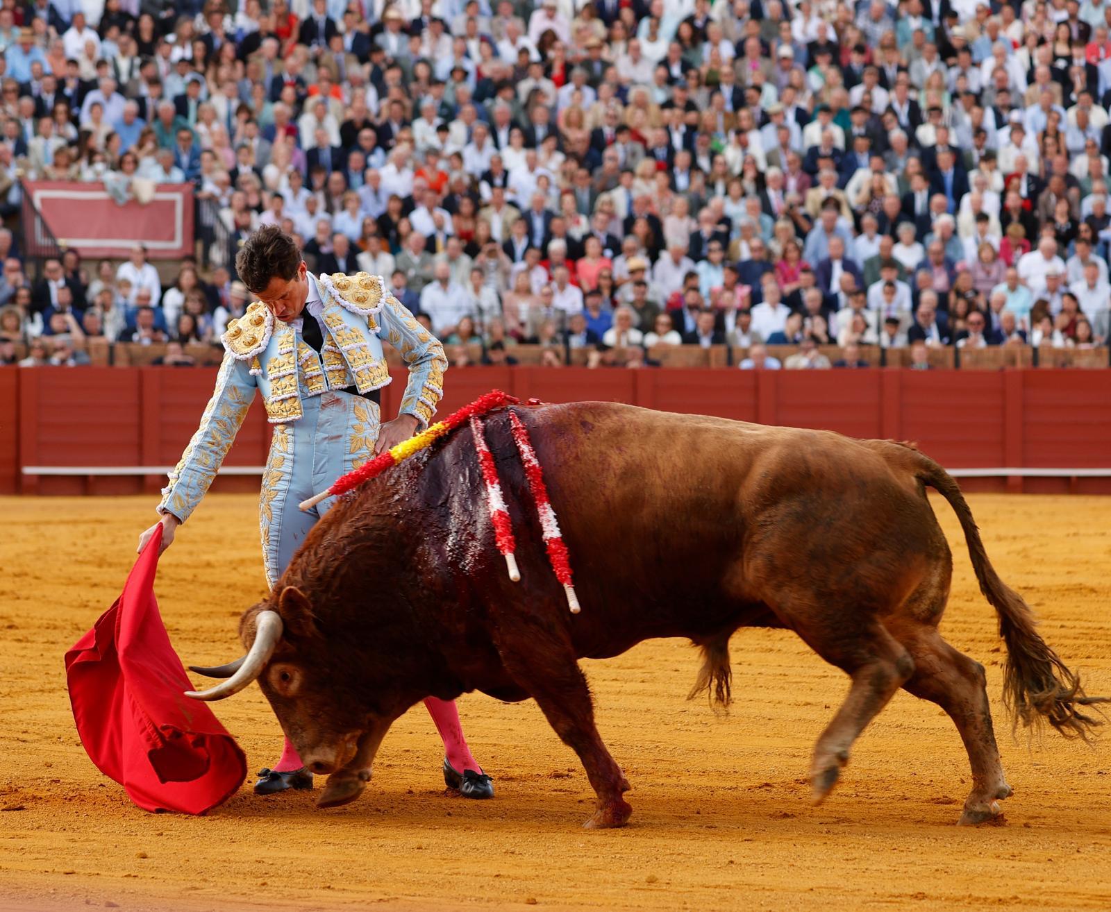Talavante y Luque sostienen una tarde condicionada por el viento y la falta de empuje del encierro de Cuvillo