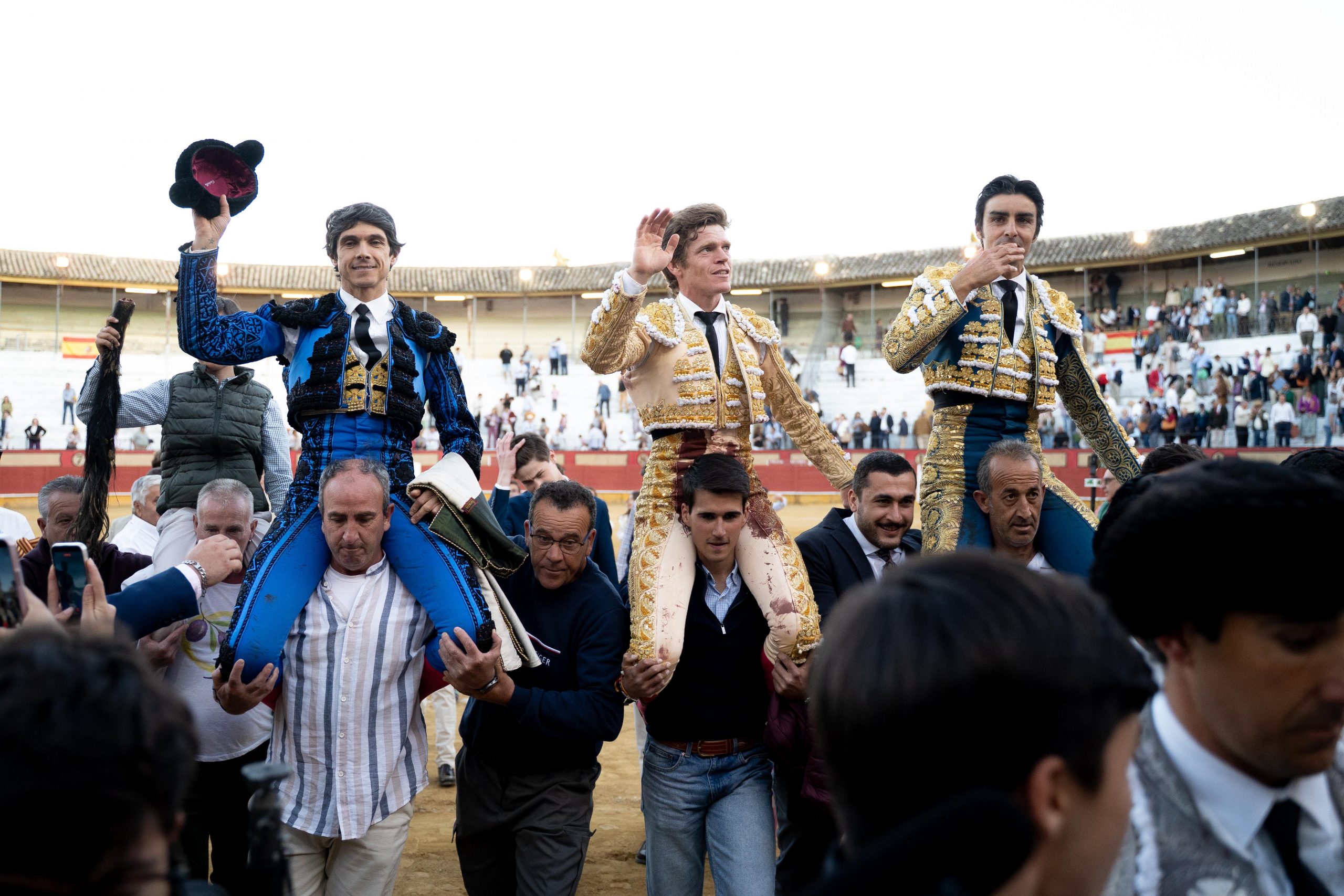 Golpe de autoridad de Borja Jiménez en Cabra en una tarde de alto nivel con Perera y Castella
