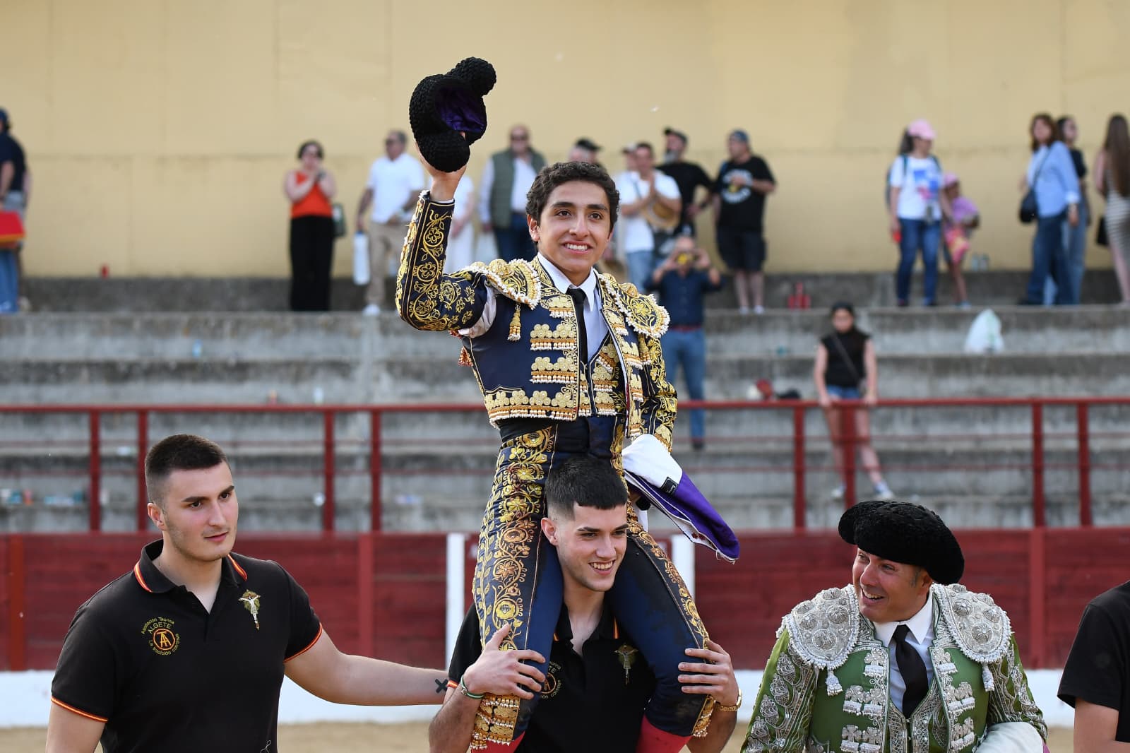 Juan Pablo Ibarra triunfa con dos orejas y López Ortega conmueve herido en una tarde de raza mexicana en Algete