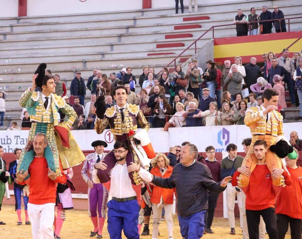 Viento y temple en Don Benito en una tarde de Puerta Grande para la terna