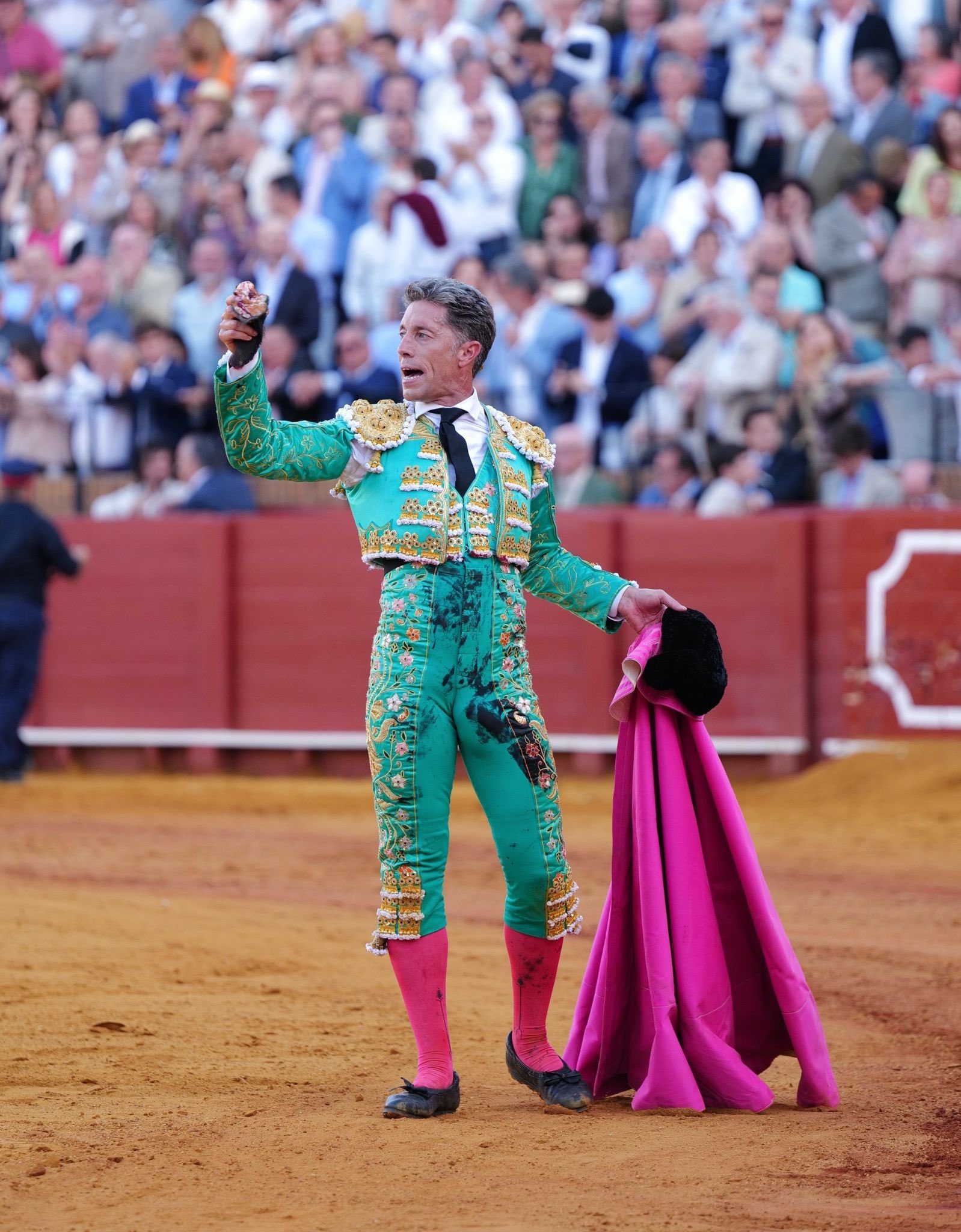 Manuel Escribano corta la única oreja de la corrida de Miura en el cierre del abono sevillano