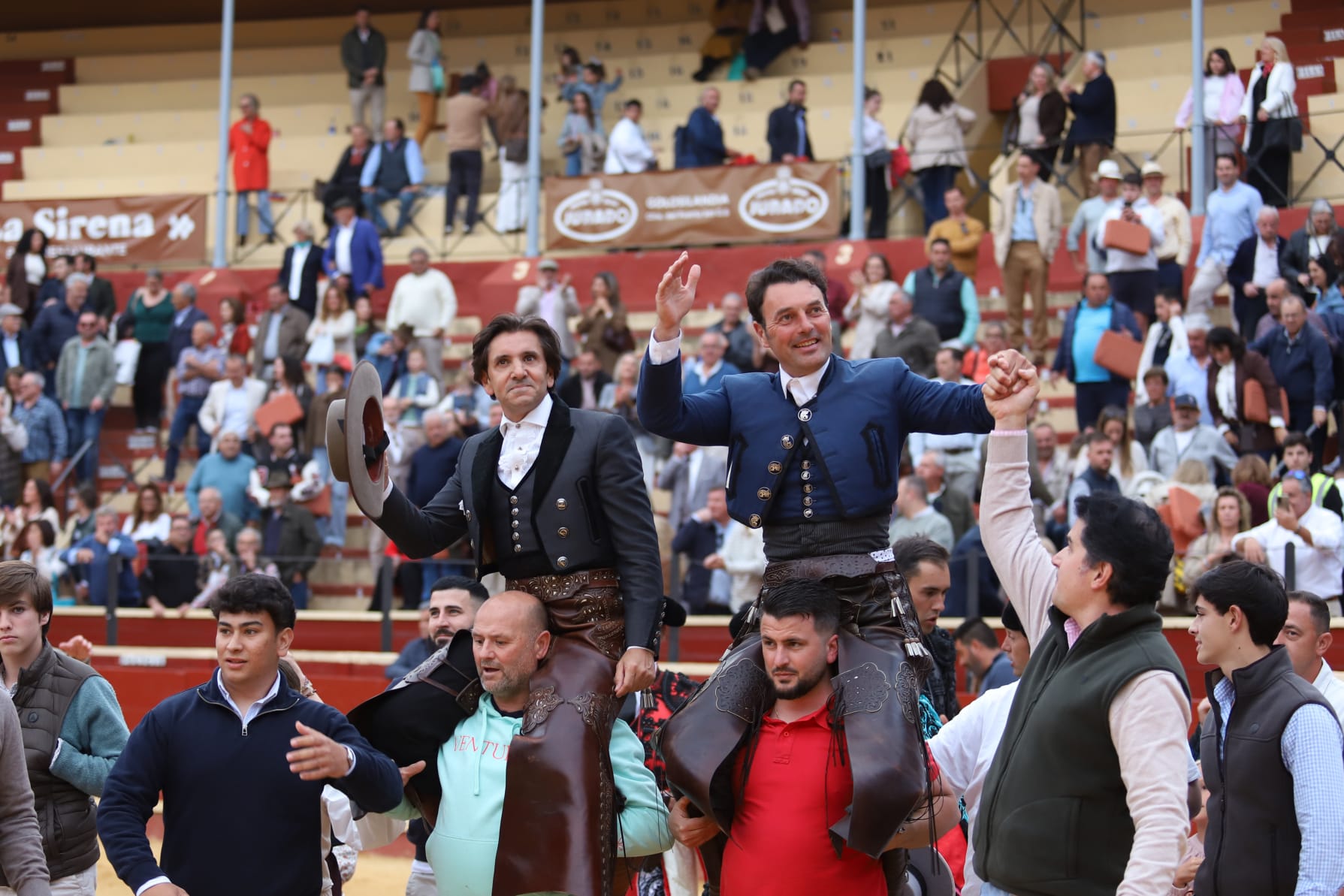 Ventura firma un triunfo grande en Sanlúcar en una tarde de alto nivel a caballo a hombros con Cartagena