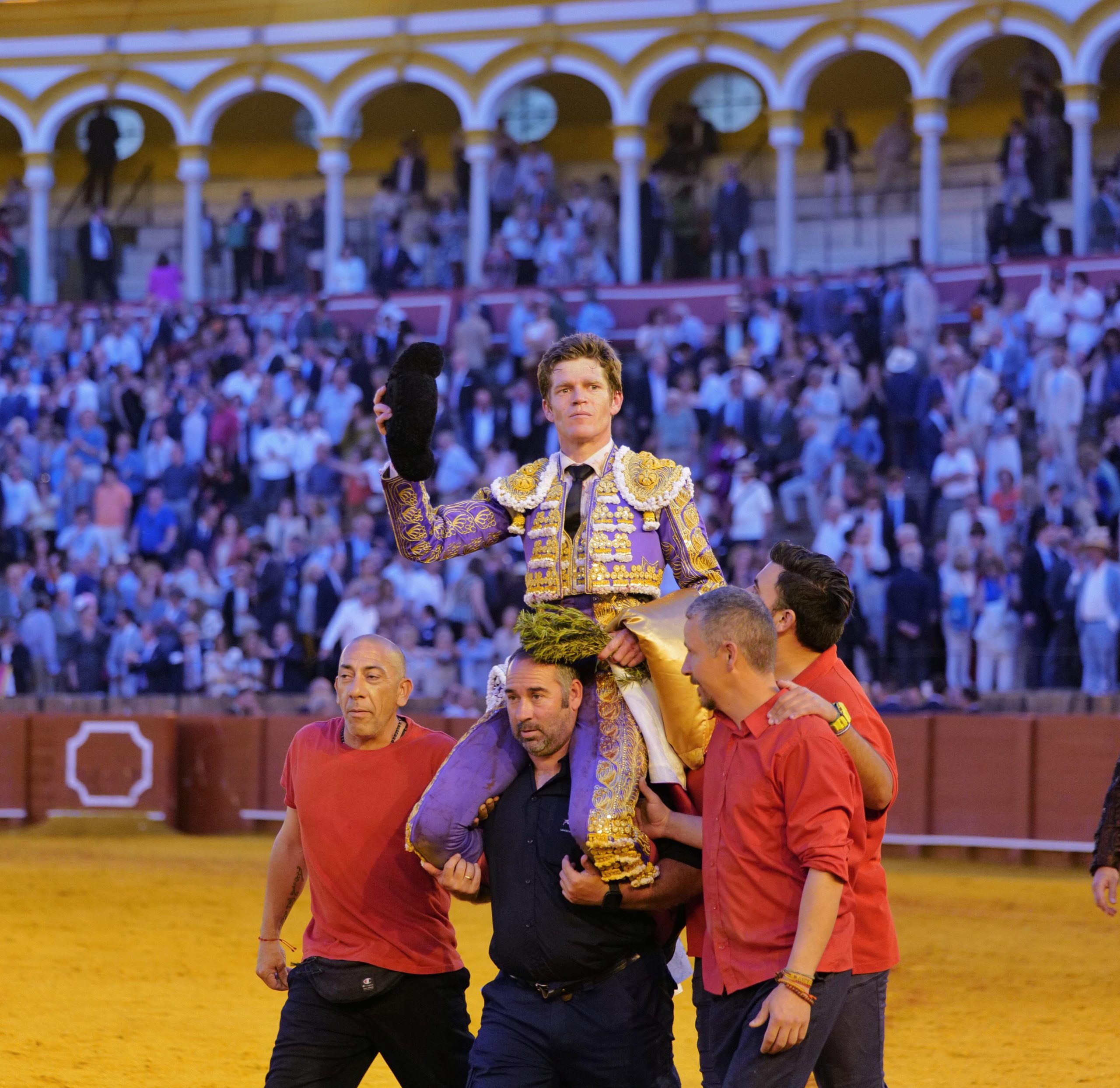 Borja Jiménez sostiene la tarde en Sevilla y roza un triunfo grande tras la cogida de Morante