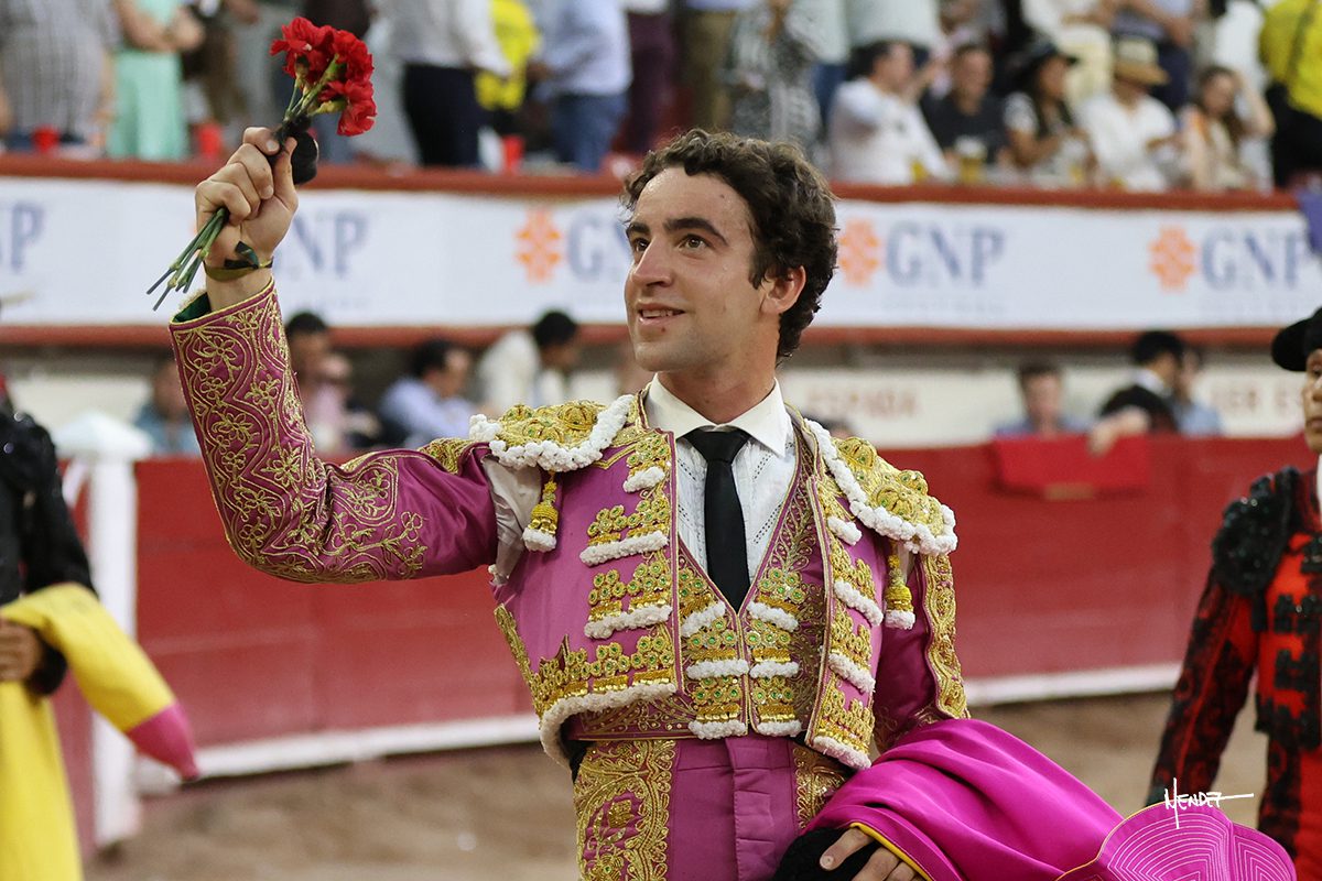 Víctor Hernández toca pelo en Aguascalientes ante un gran toro de Corlomé premiado con la vuelta al ruedo