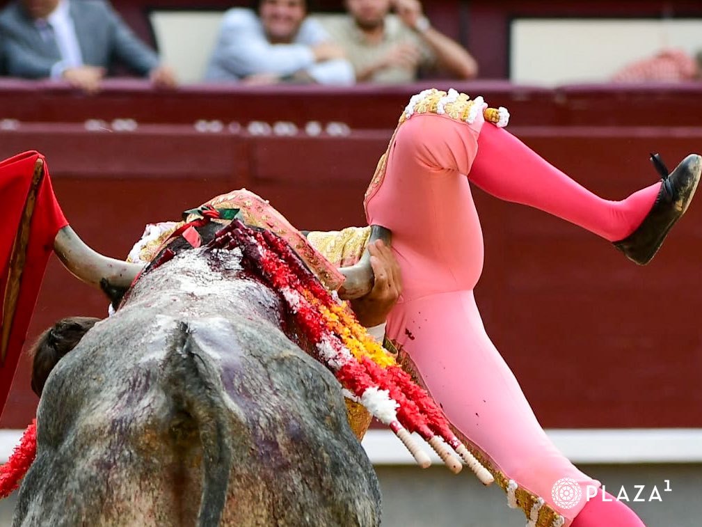 Cornada en el muslo izquierdo a Paco Ureña en Las Ventas, con trayectoria de hasta 20 centímetros y pronóstico grave