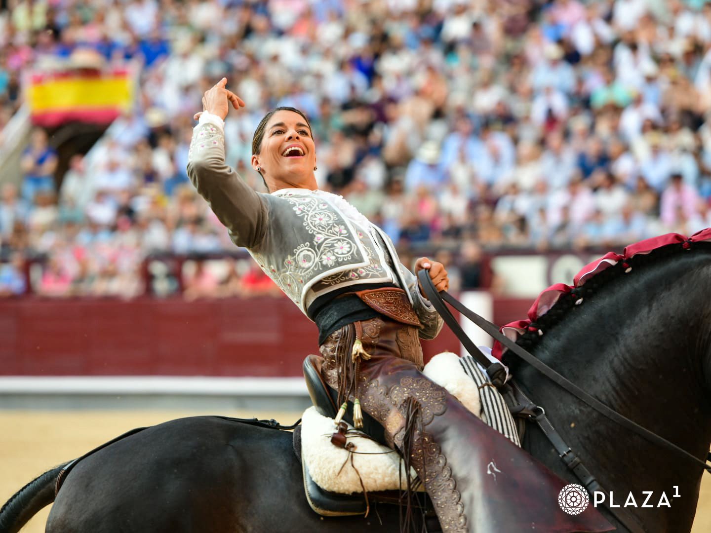 Lea Vicens sostiene la faena en un toro deslucido y sin transmisión, pero remata con eficacia en la muerte