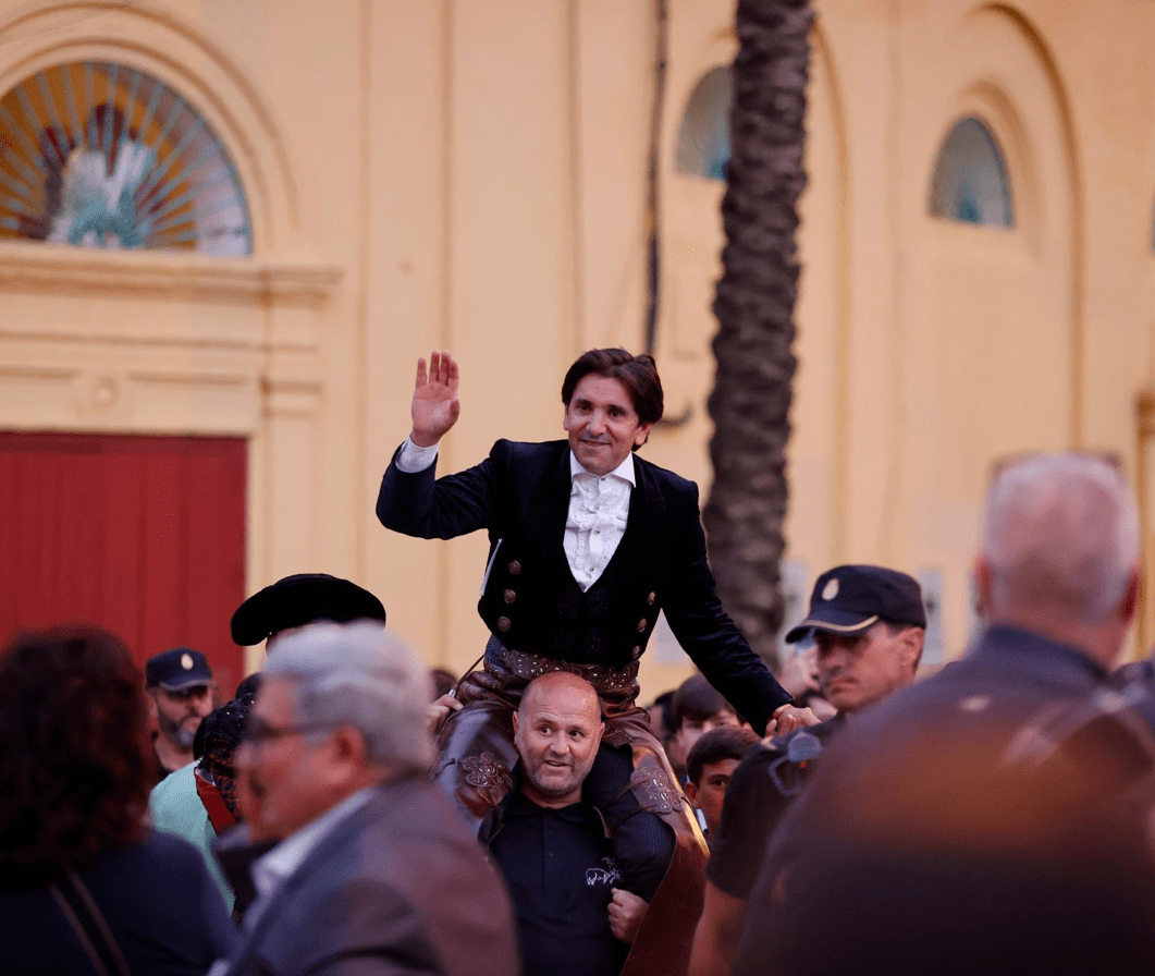 Diego Ventura abre la Feria de Jerez con una lección de rejoneo y dos orejas en homenaje a Álvaro Domecq