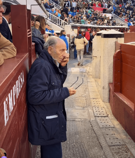 Agustín Montes, emoción en el callejón ante el triunfo de ‘Molinero’ y la puerta grande de Álvaro Serrano