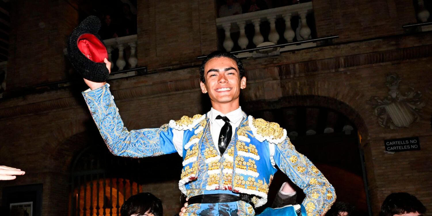 Dos grandes estocadas valen la puerta grande para Garibay en Valencia