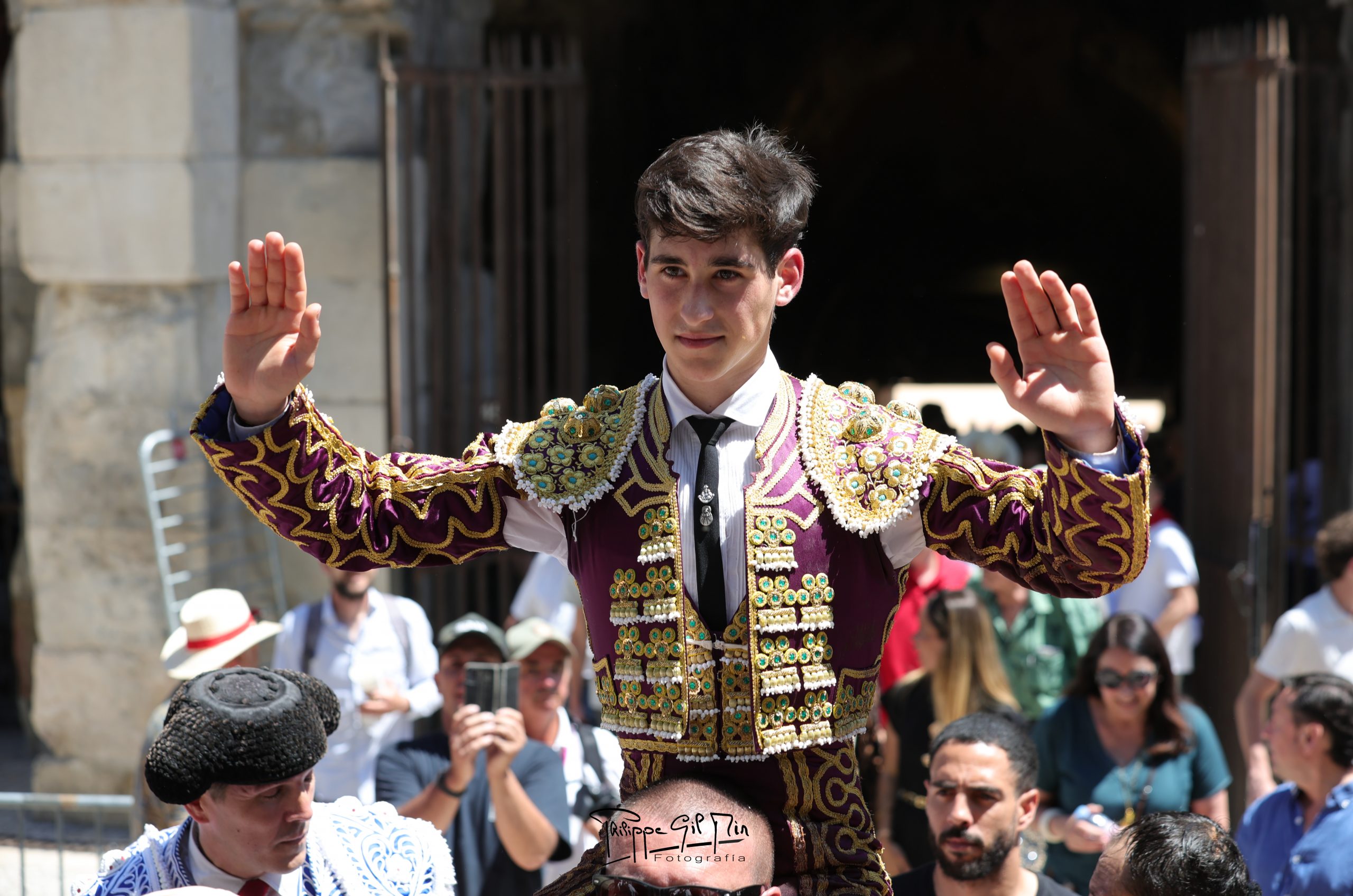 Rogelio Pajuelo abre la Puerta Grande en la novillada matinal de Nîmes tras cortar dos orejas a un buen ejemplar de Roland Durand