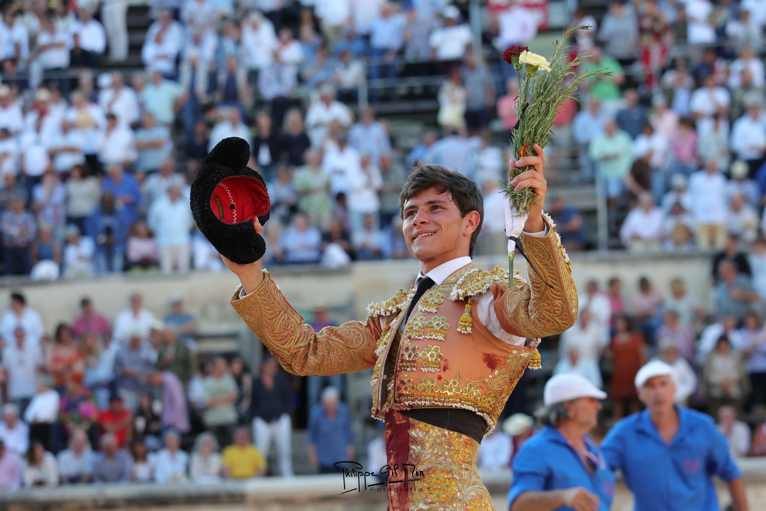 Perera y Aarón Palacio tocan pelo en la apertura de Pentecostés en Nimes