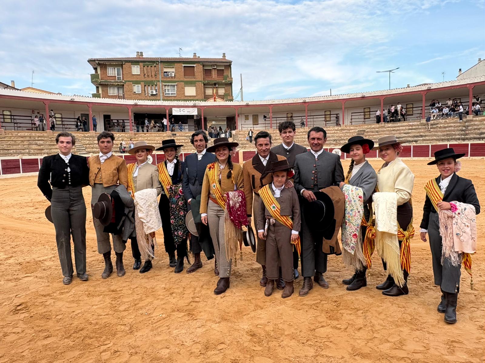 Un festival de altura conmemora en Calanda el 50 aniversario de su peña taurina