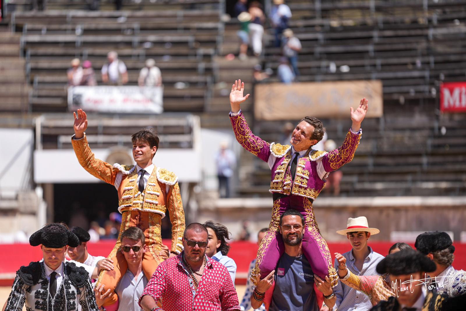 Adriano y El Rafi salen a hombros en Nîmes tras una mañana de alto voltaje con el hierro de Margé