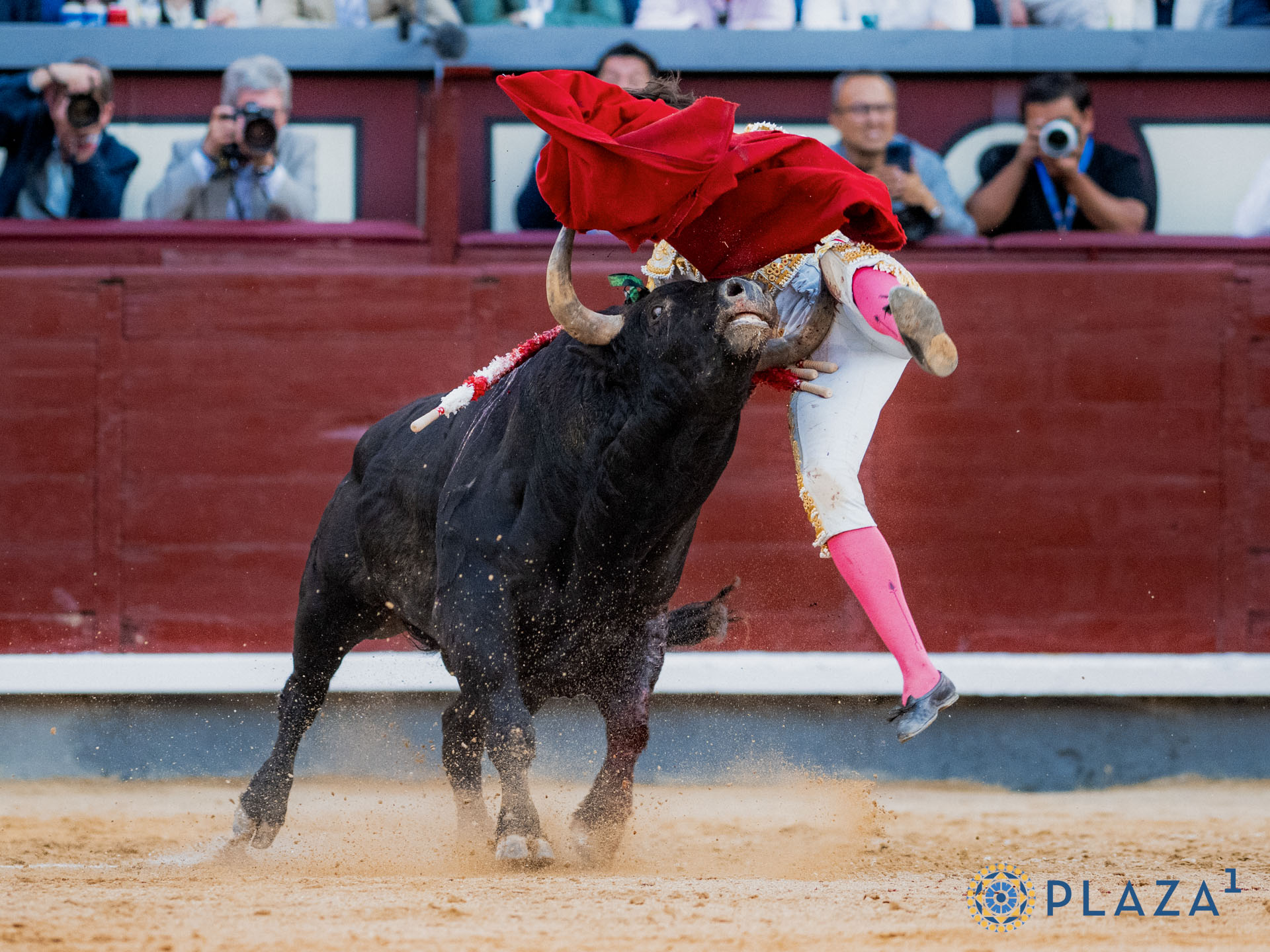 Grave cornada a Mario Vilau en Las Ventas: 15 centímetros y afectación a la arteria femoral