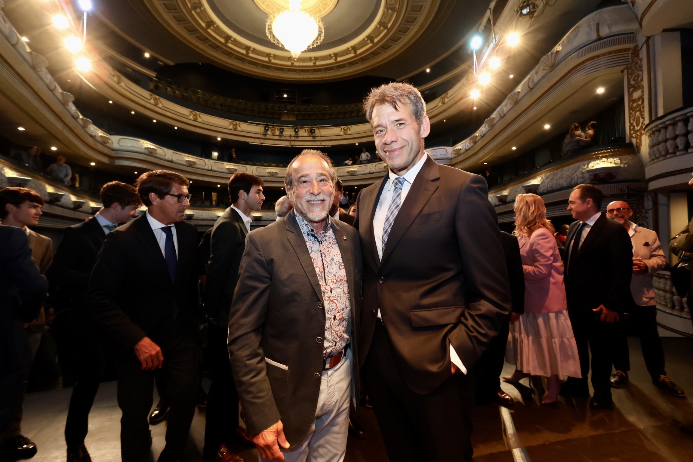 Alicante se rinde a Esplá en un pregón brillante de Rubén Amón que abre la Feria de Hogueras 2026