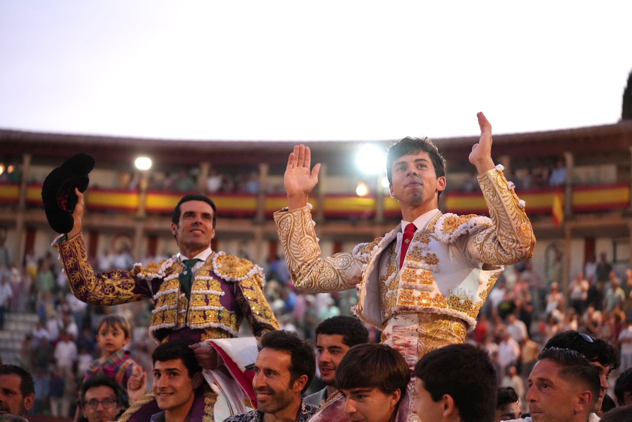 Emilio de Justo y Talavante sostienen la tarde en Cáceres; Julio Méndez debuta a hombros en su alternativa