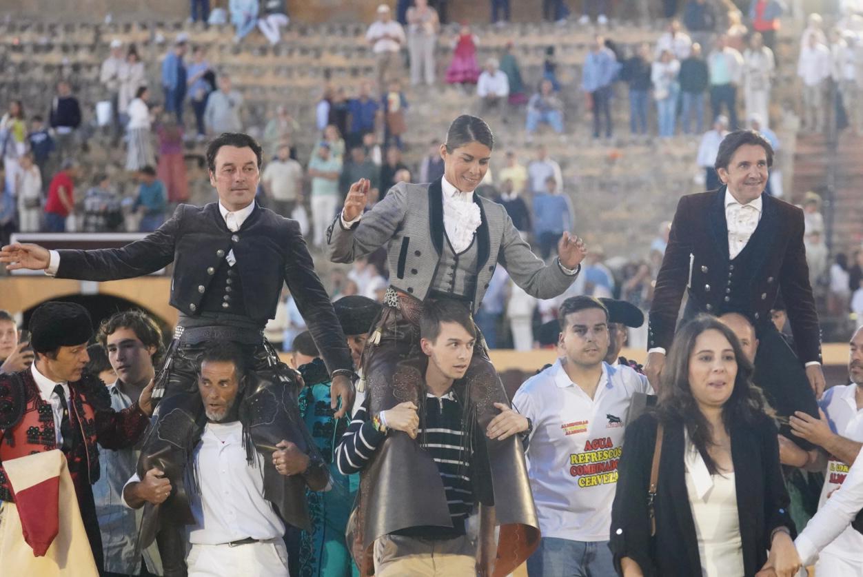 Triunfal tarde de rejoneo en Osuna: Cartagena, Ventura y Lea Vicens salen a hombros con una gran corrida de Benítez Cubero