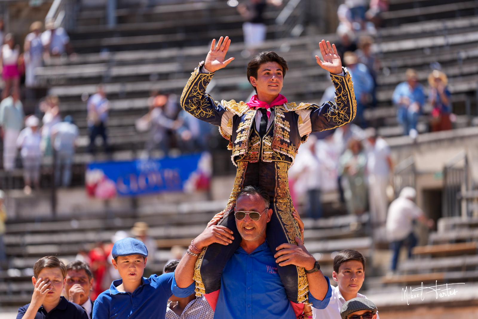 Clovis arrasa en Nimes con el mejor novillo de la mañana y firma la Puerta Grande