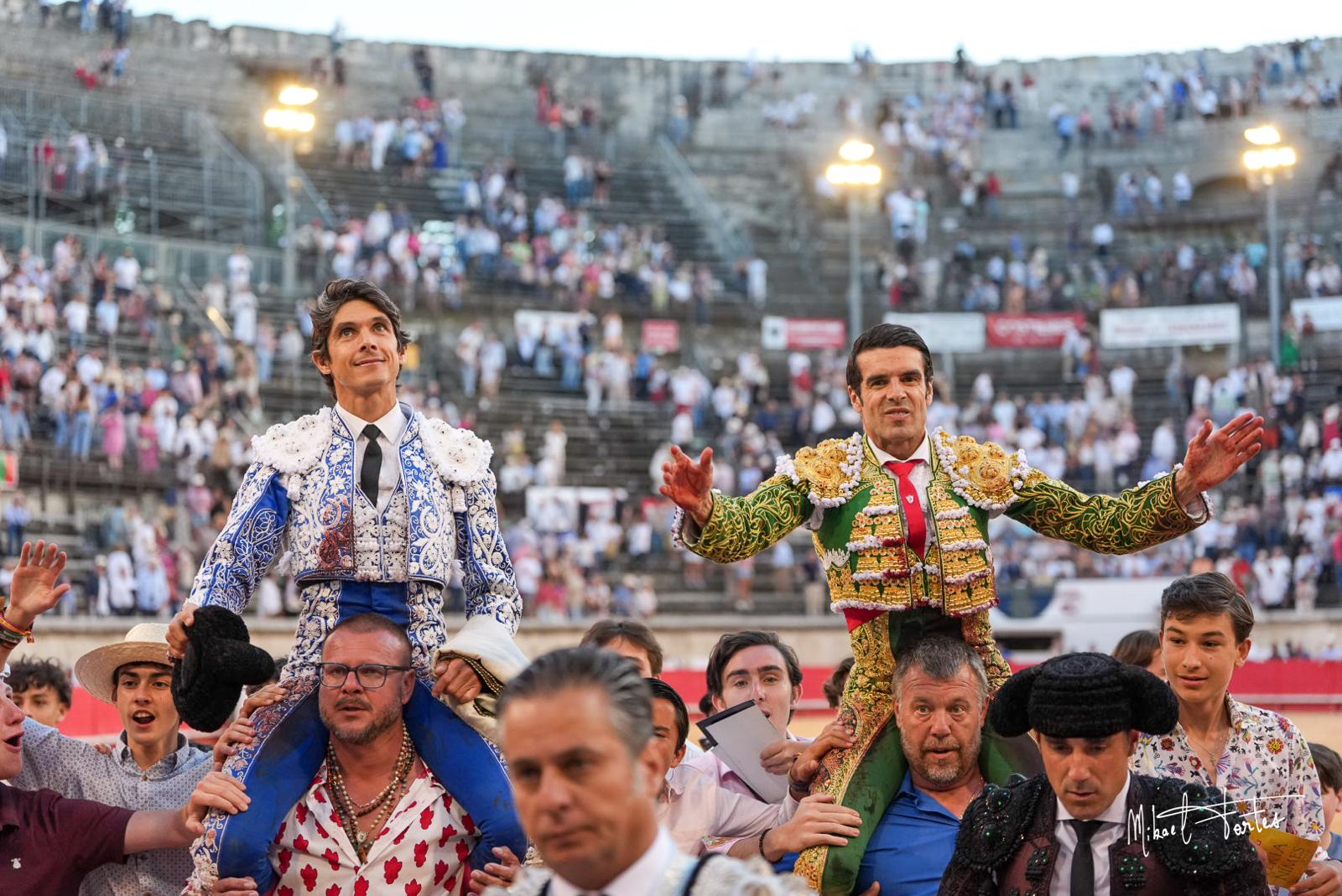 Emilio de Justo desata la tarde en Nîmes con un gran sexto de Santiago Domecq y abre la Puerta Grande junto con Castella