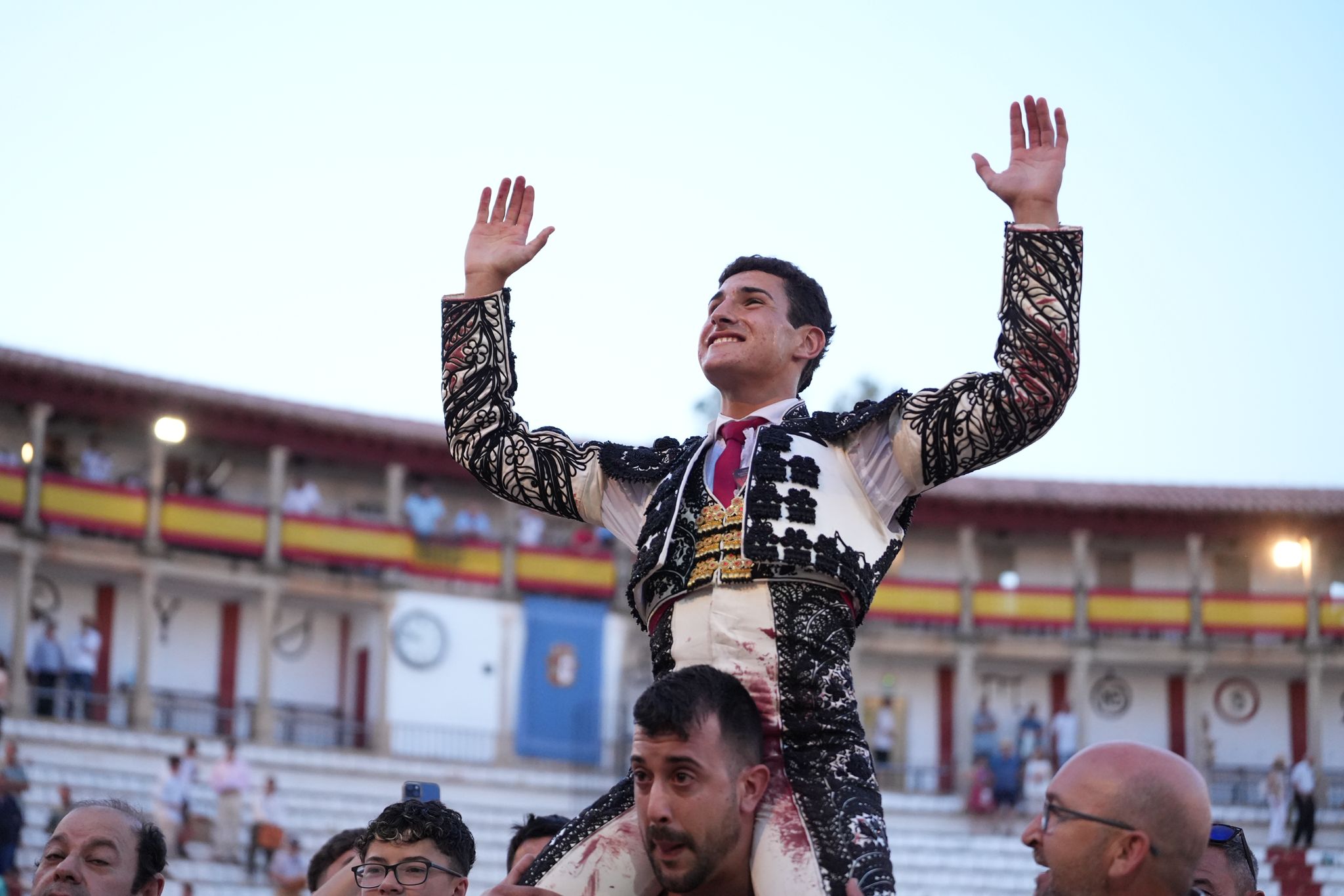 David Gutiérrez abre la Feria de Cáceres a hombros tras una tarde de gran dimensión con los novillos de Macandro