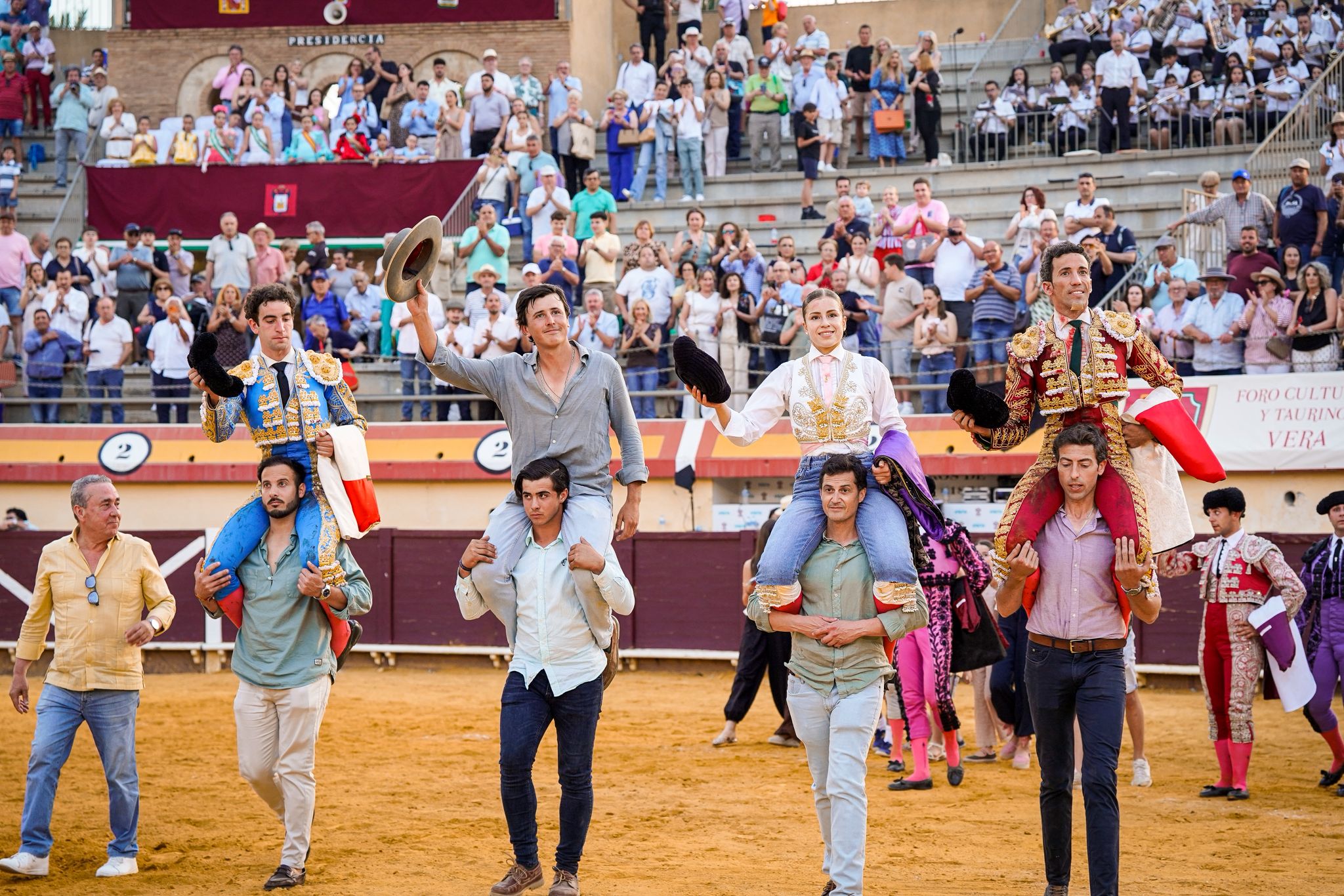 Tarde rotunda de triunfos en Vera en la que David de Miranda, Víctor Hernández y Olga Casado salen a hombros con un indulto y un pleno de orejas