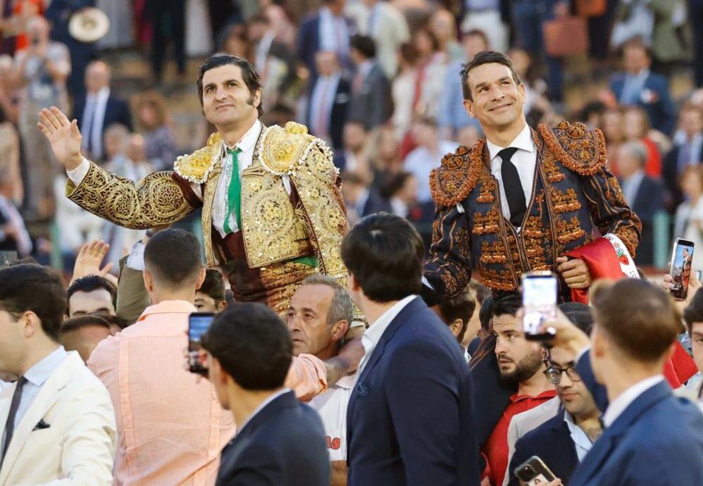 Morante desata el delirio en Jerez y abre la Puerta Grande junto a un sólido Manzanares