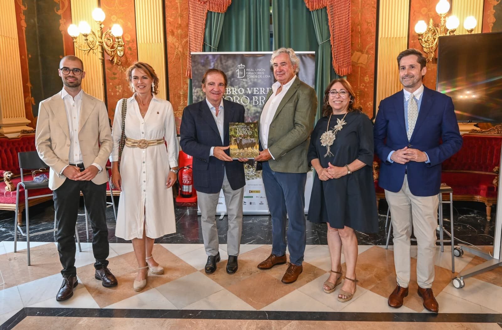 La RUCTL presenta en Burgos el ‘Libro Verde del Toro Bravo’, una obra para explicar el valor ganadero, ambiental y cultural de la raza