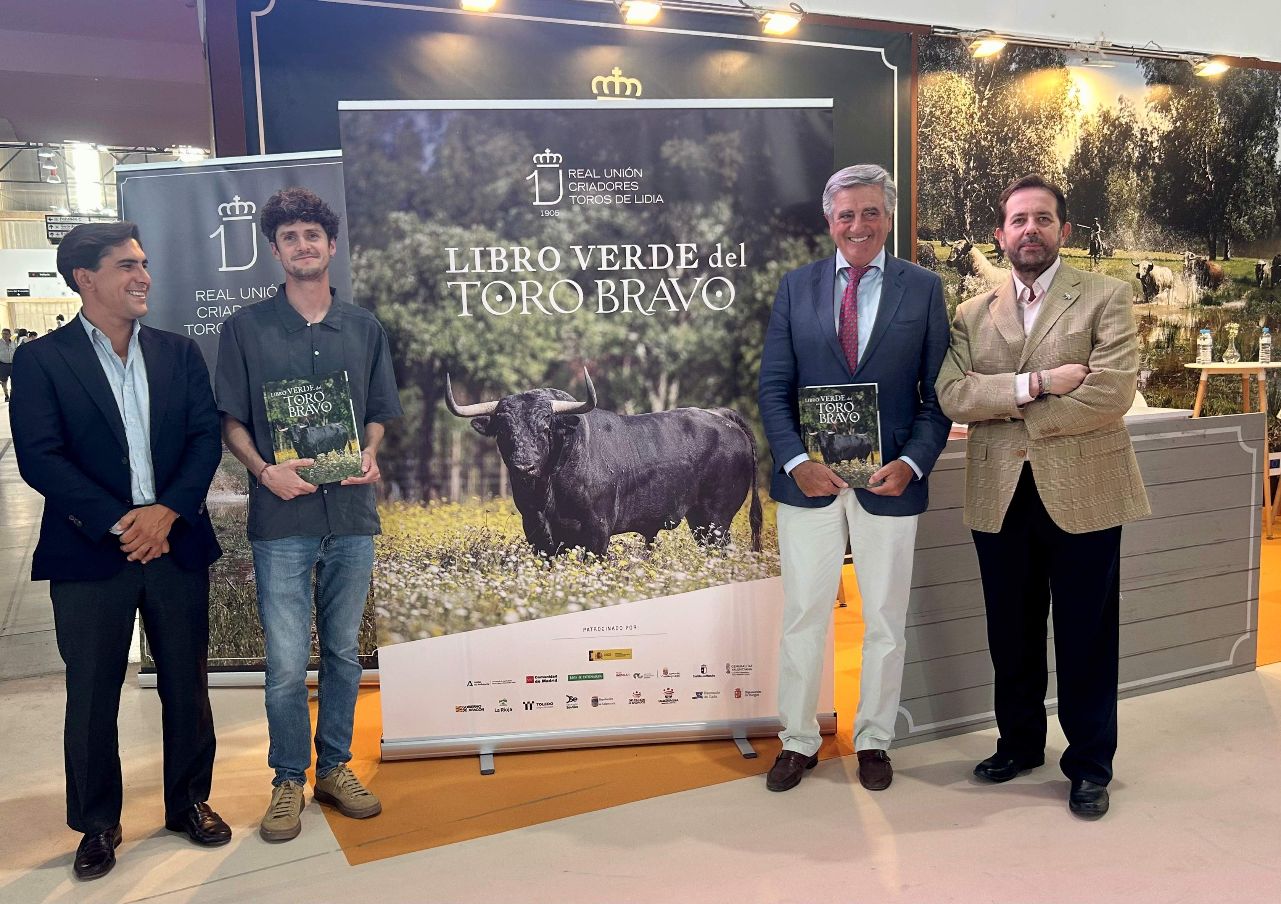 La RUCTL presenta en ECUEXTRE ‘El Libro Verde del Toro Bravo’, una obra para reivindicar la dimensión medioambiental del campo bravo