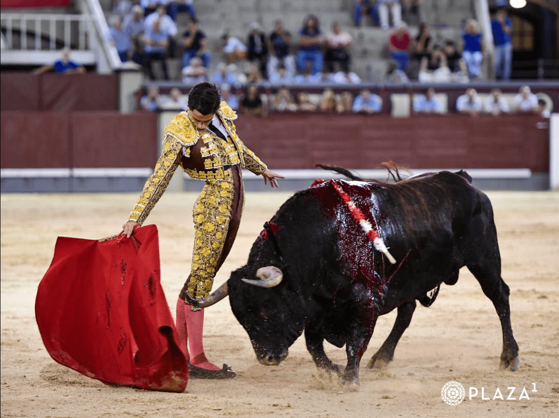 El Mene destaca con su toreo al natural y corta una oreja