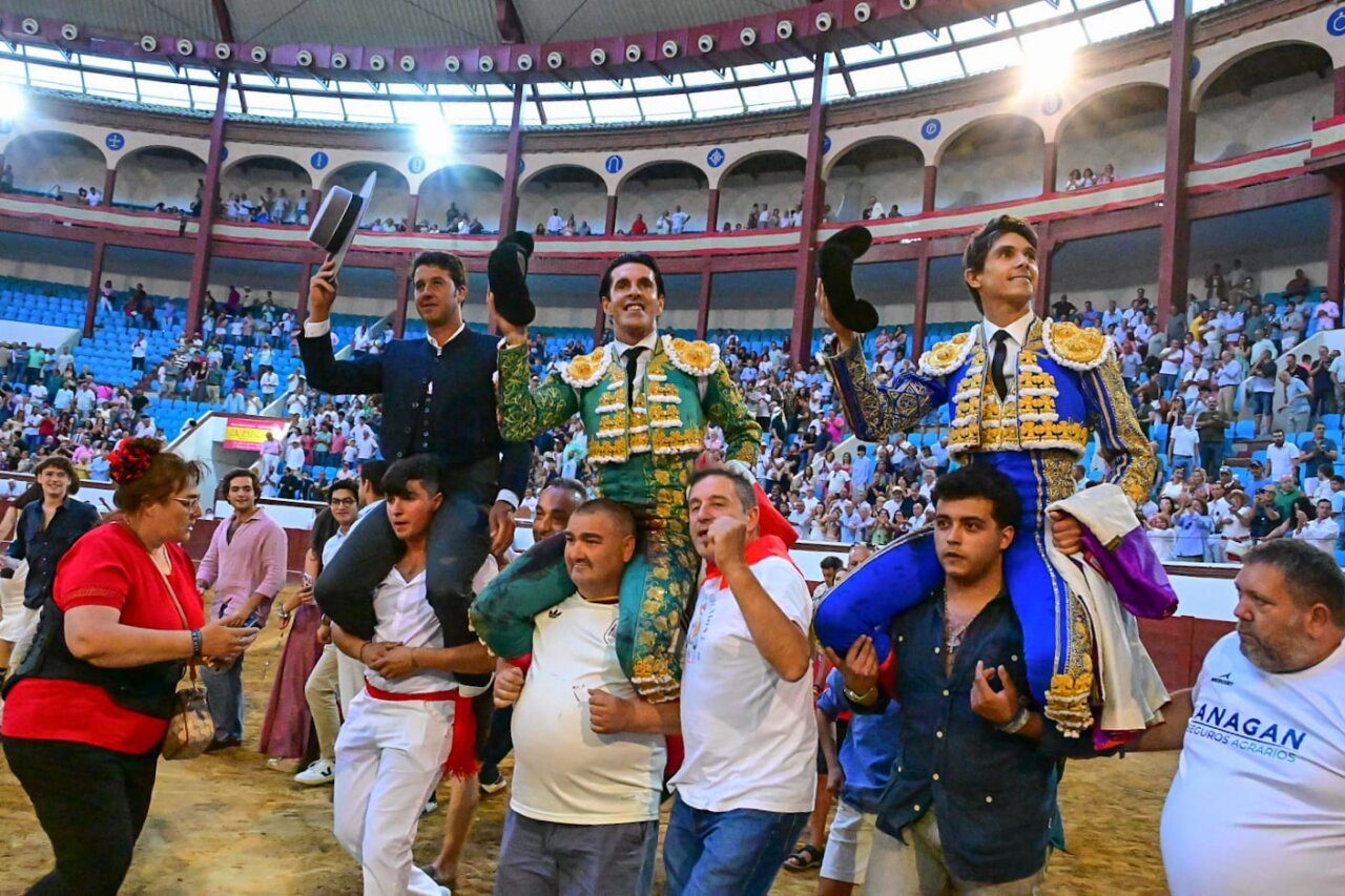 Talavante firma una tarde rotunda y Castella completa la salida a hombros en León