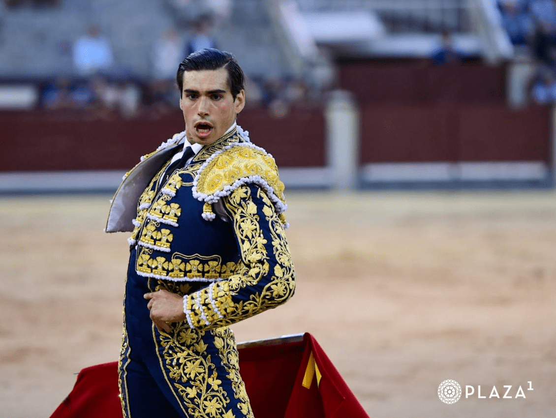 San Román s firma una faena de más a menos en el tercero