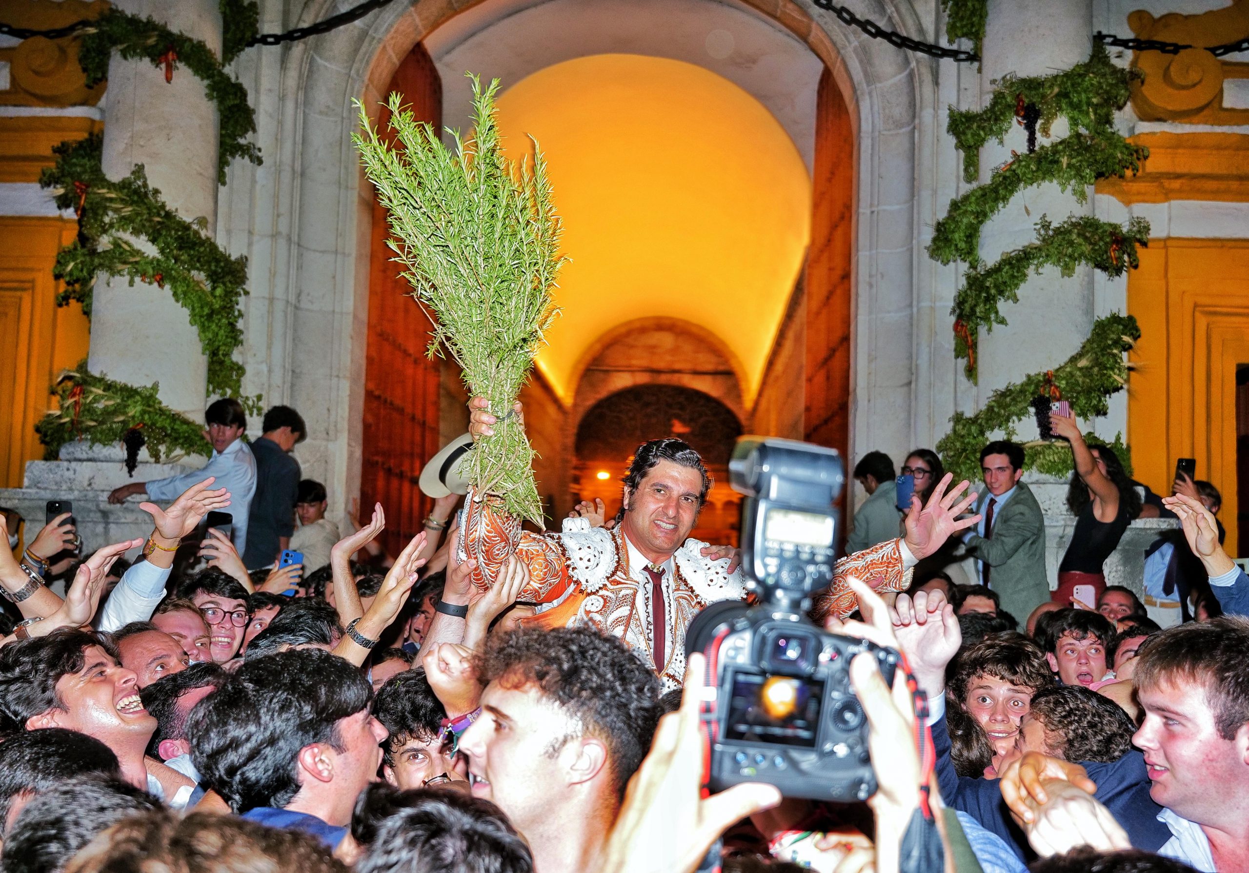 Morante desata la locura con la Puerta del Príncipe en una tarde de inspiración en Sevilla