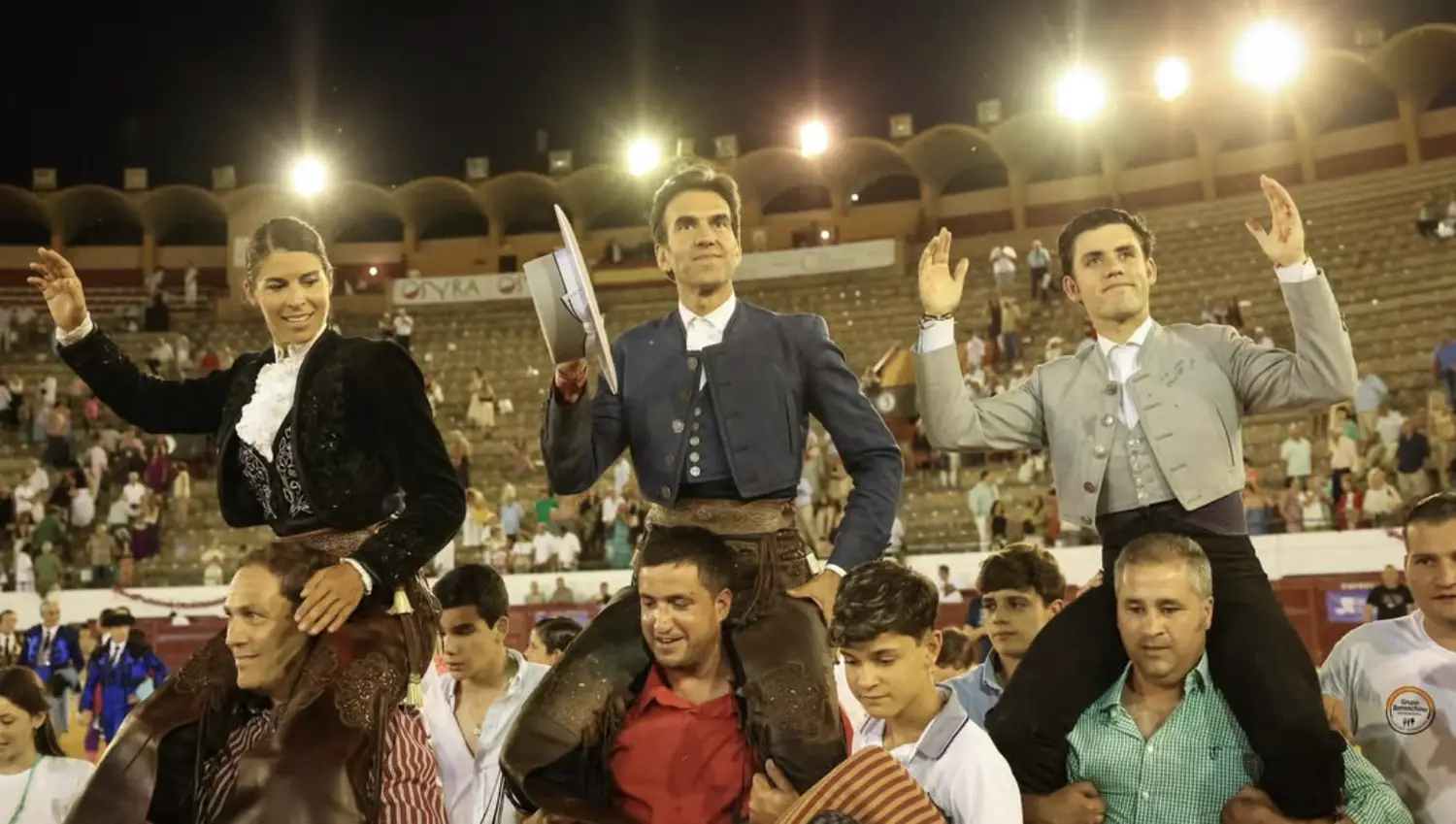 Galán, Lea Vicens y Guillermo Hermoso cierran Algeciras a hombros en una tarde triunfal de rejones