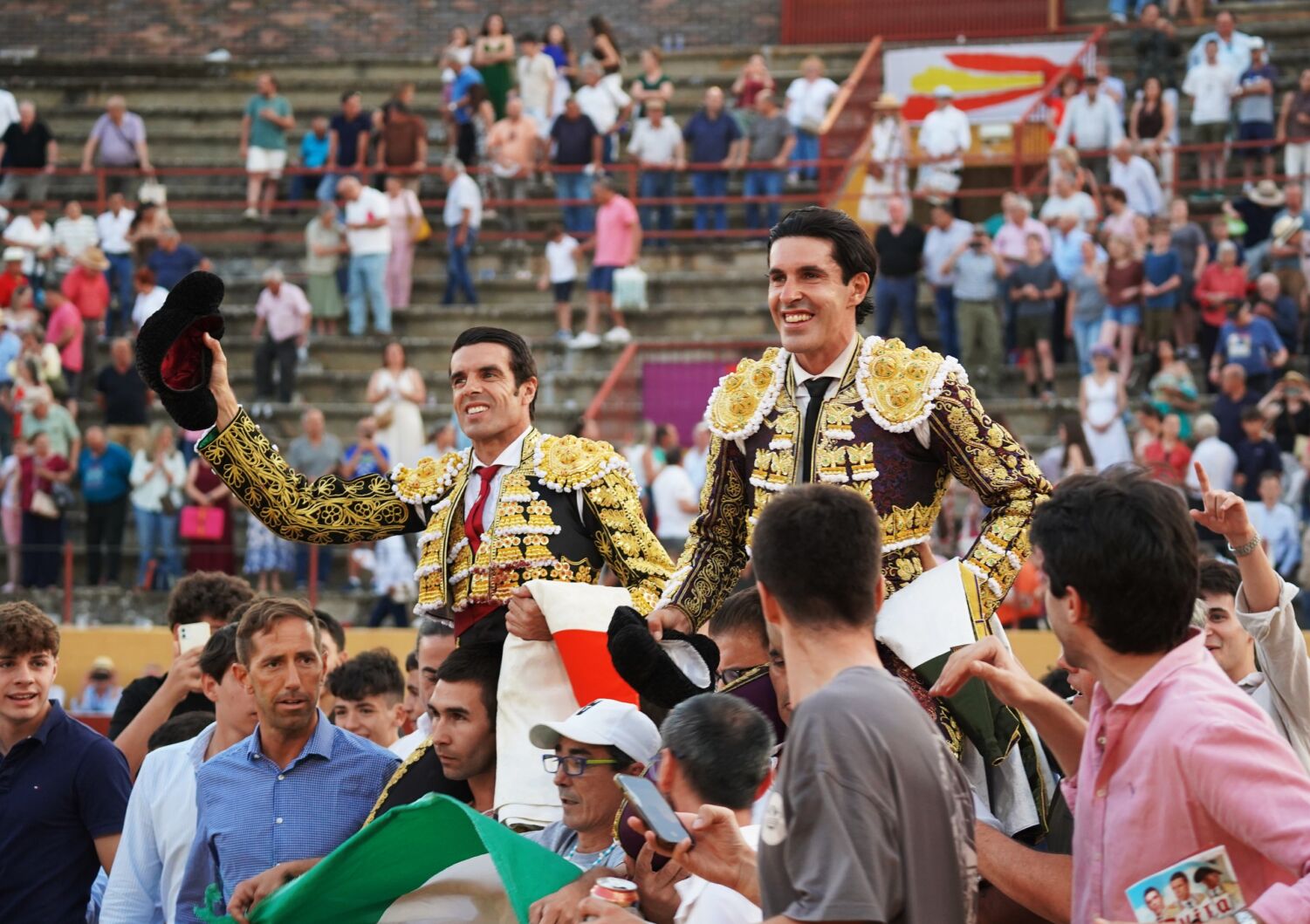 Emilio De Justo golpea fuerte en Ávila y sale a hombros con Talavante ante los Pallarés
