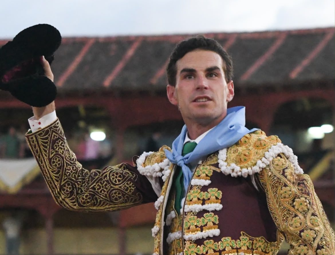 Fernando Adrián manda en Segovia y abre la Puerta Grande con tres orejas
