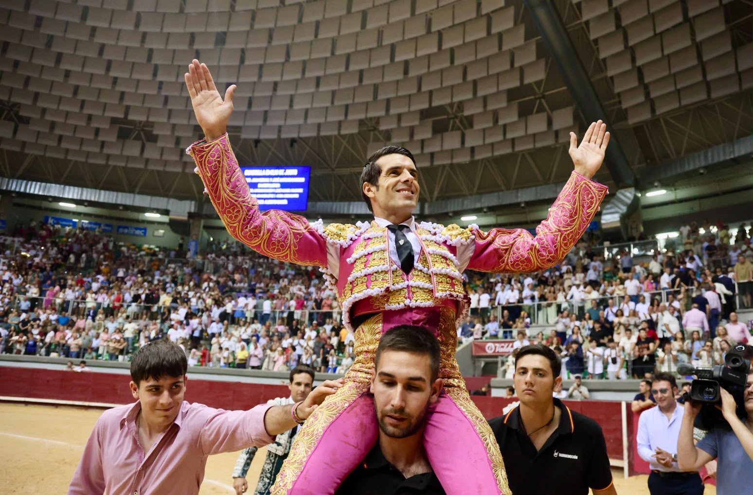 Burgos se entrega al triunfalismo en una tarde con Emilio de Justo como gran protagonista