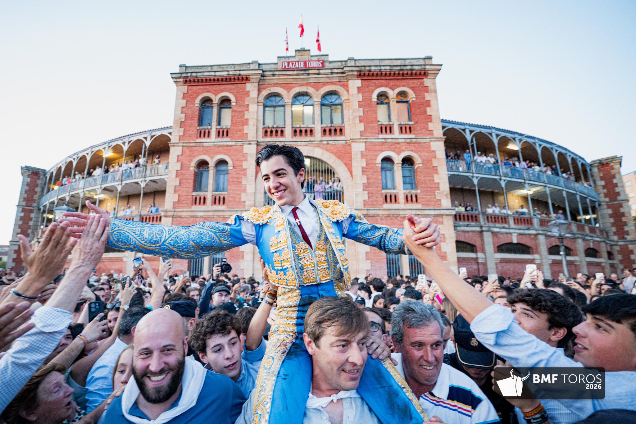 Marco Pérez conquista la Puerta Grande de "La Glorieta" con un rotundo triunfo de tres orejas