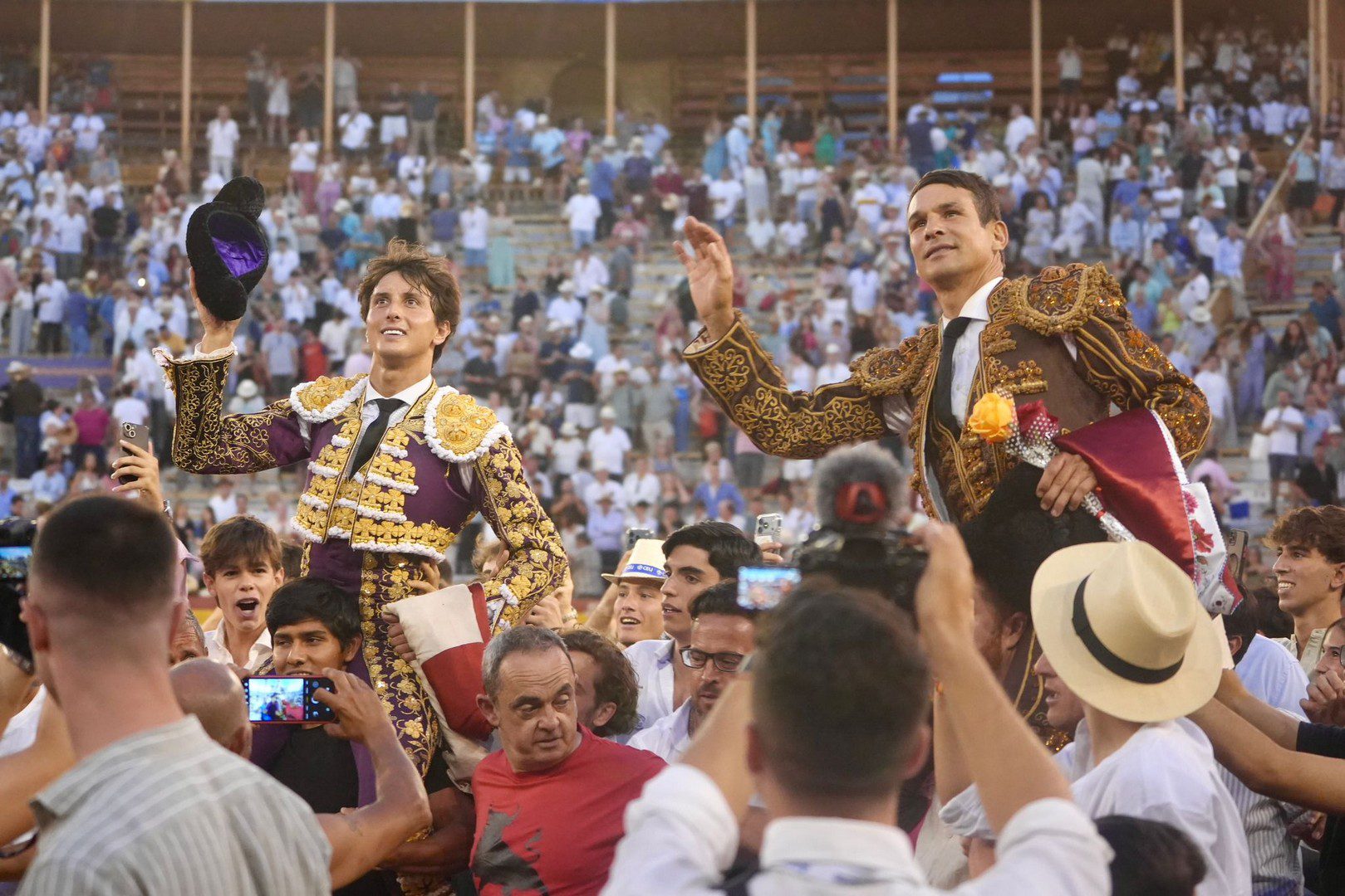 Roca Rey rompe la tarde en Alicante con tres orejas, a hombros con Manzanares