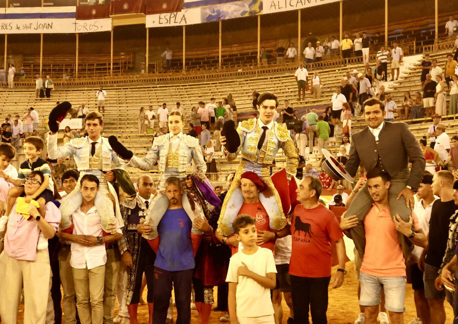Talavante lidia una gran novillada y abre el triunfo en Alicante