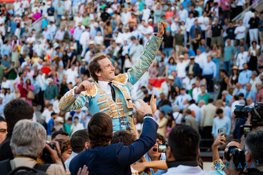 VÍDEOS | “Muy intensa, brutal y recompensa al trabajo”: Román desata a ‘Gallarete’ y celebra su Puerta Grande en Madrid