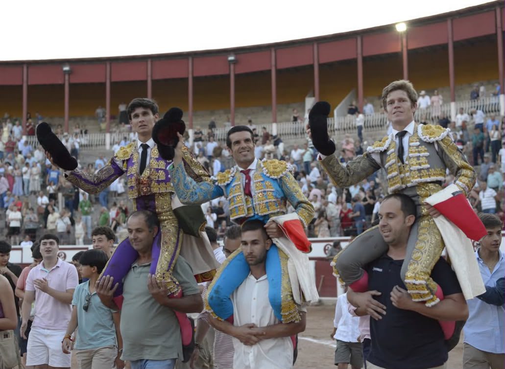 Borja Jiménez desoreja al toro de la tarde y abre la Puerta Grande con Emilio de Justo y Diosleguarde