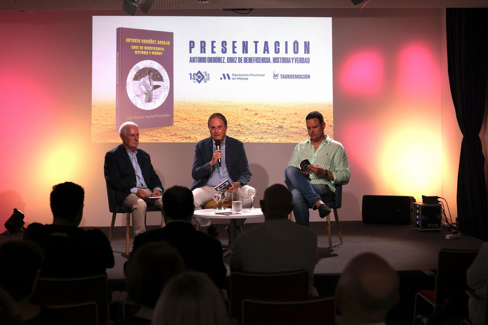 Tauroemoción entrega a los abonados de La Malagueta un libro sobre la labor benéfica de Antonio Ordóñez