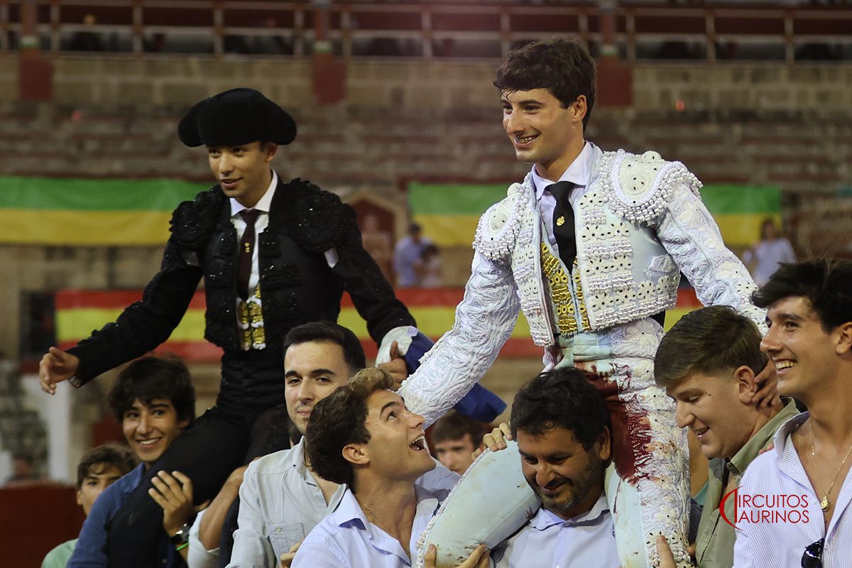 Samuel Castrejón y Antonio Santana abren la Puerta Grande en una larga noche en El Puerto